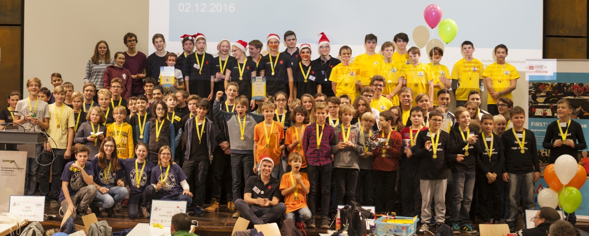 Gruppenfoto der Teams der LEGO League 2016 in Brandenburg