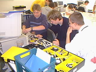 Schüler bauen Roboter